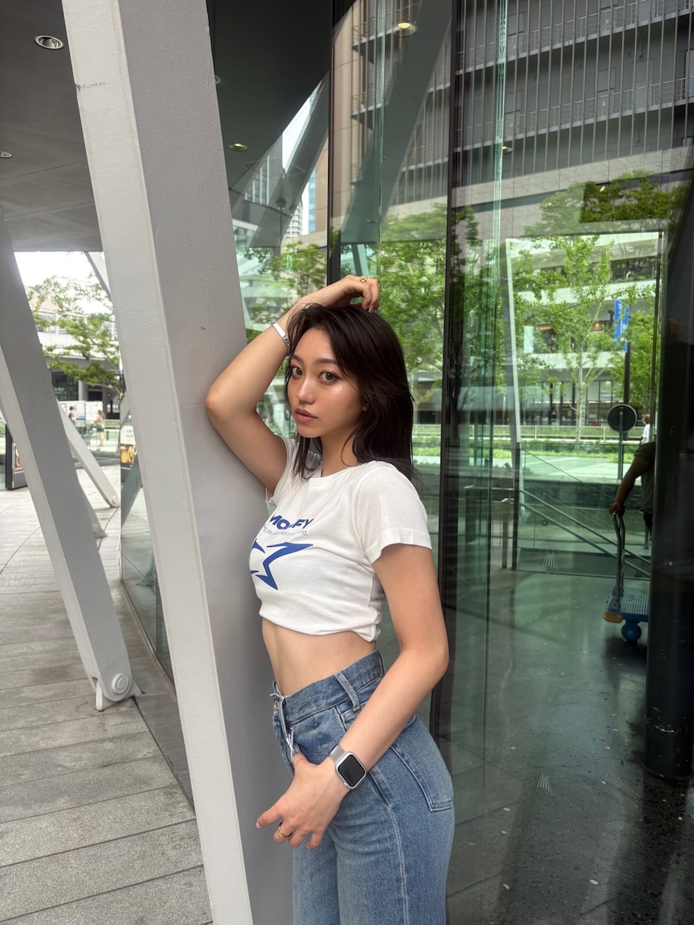 ホワイト系のTシャツ/カットソー、ブルー系のデニムパンツを着用したレディースの夏コーディネートの3枚目の写真