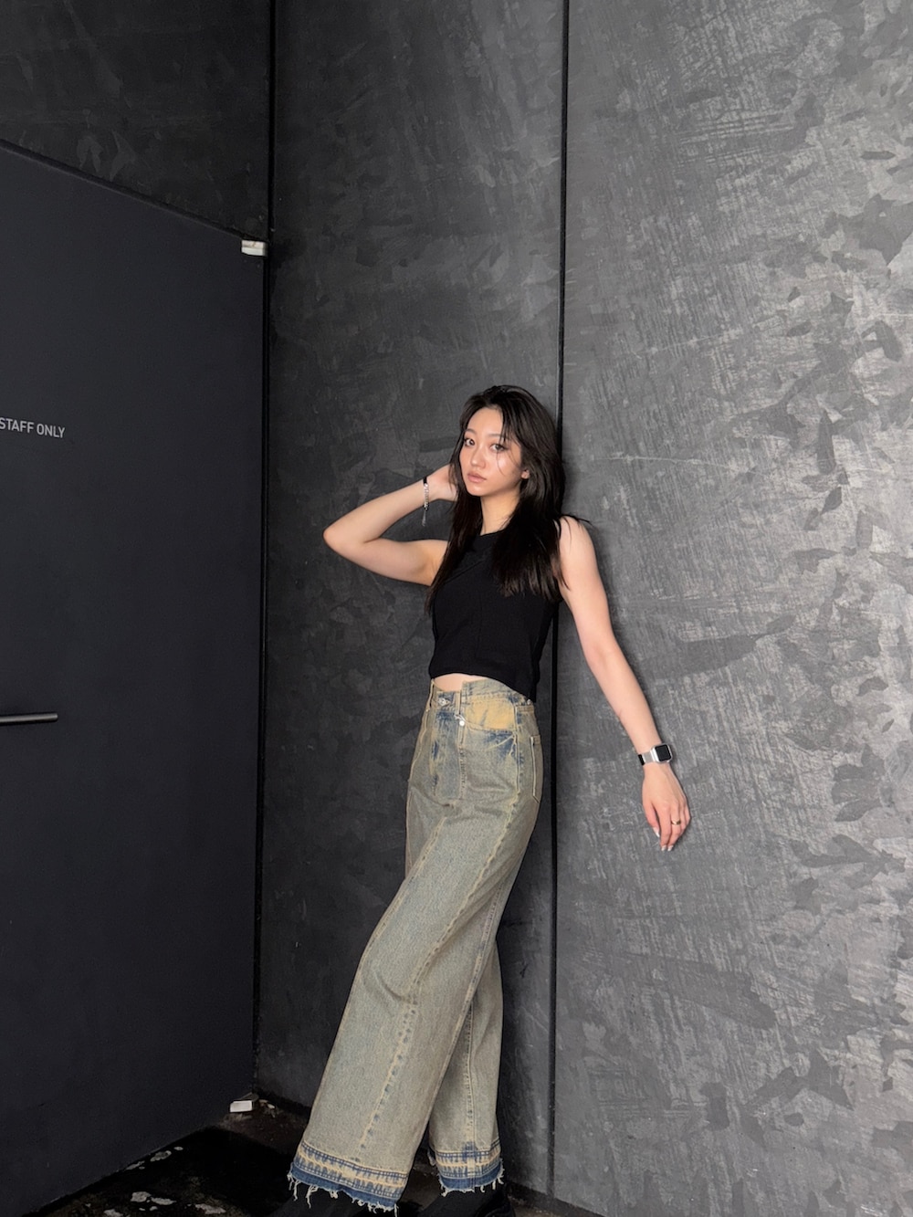 ブラック系のタンクトップ、その他のデニムパンツを着用したレディースの夏コーディネートの2枚目の写真