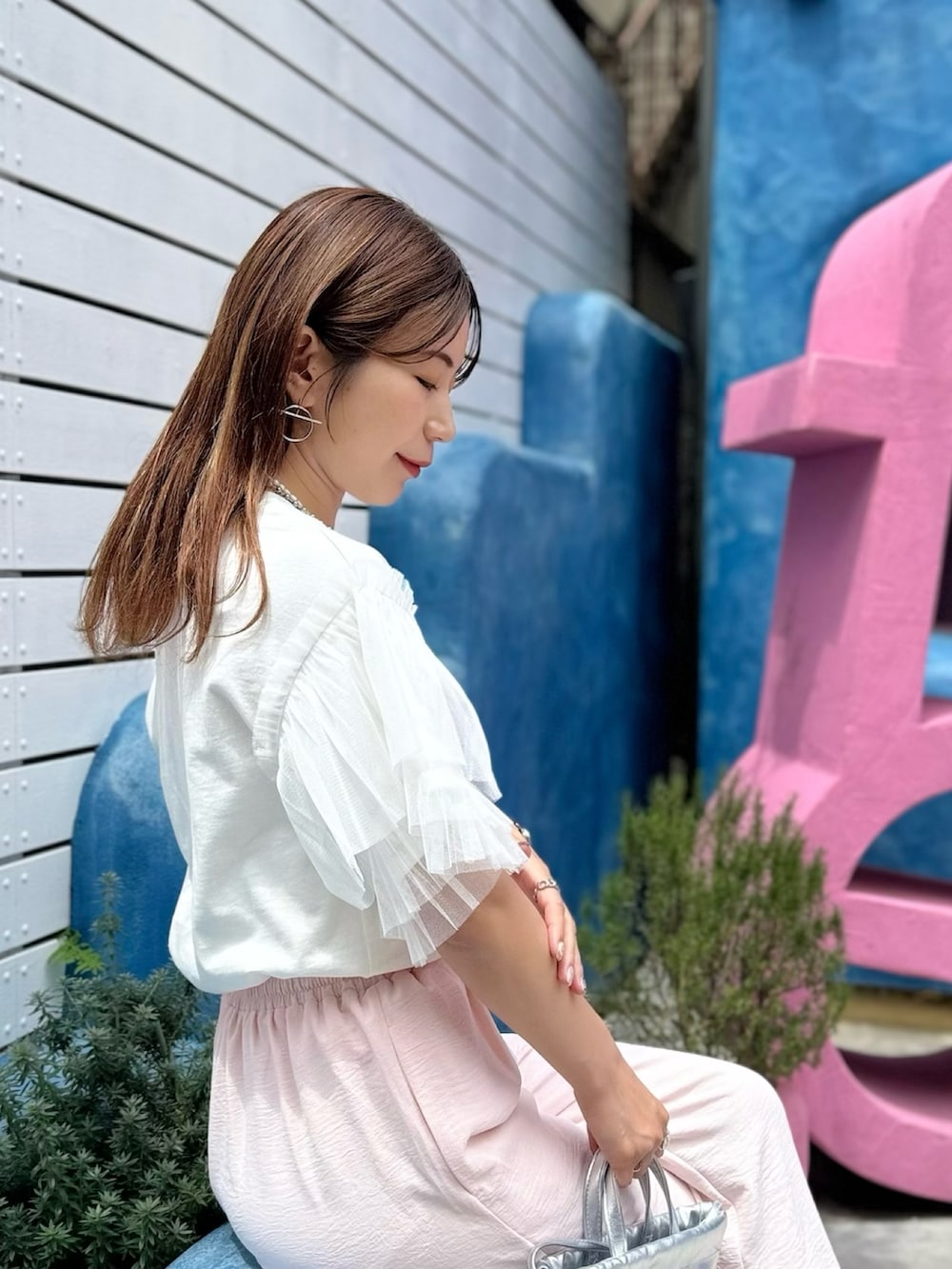 「ピンクパンツ、ピンクコーデ、チュールトップス」｜「Emma（SELECT LEVERY）のアイテム（トップス、ホワイト系）」を使った、yun1oさん（骨格ウェーブ・レディース・158cm）の夏コーディネートの3枚目の写真