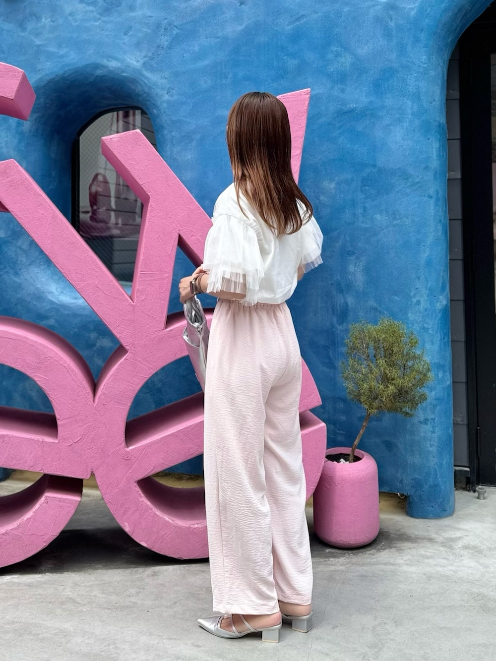 「ピンクパンツ、ピンクコーデ、チュールトップス」｜「Emma（SELECT LEVERY）のアイテム（トップス、ホワイト系）」を使った、yun1oさん（骨格ウェーブ・レディース・158cm）の夏コーディネートの2枚目の写真