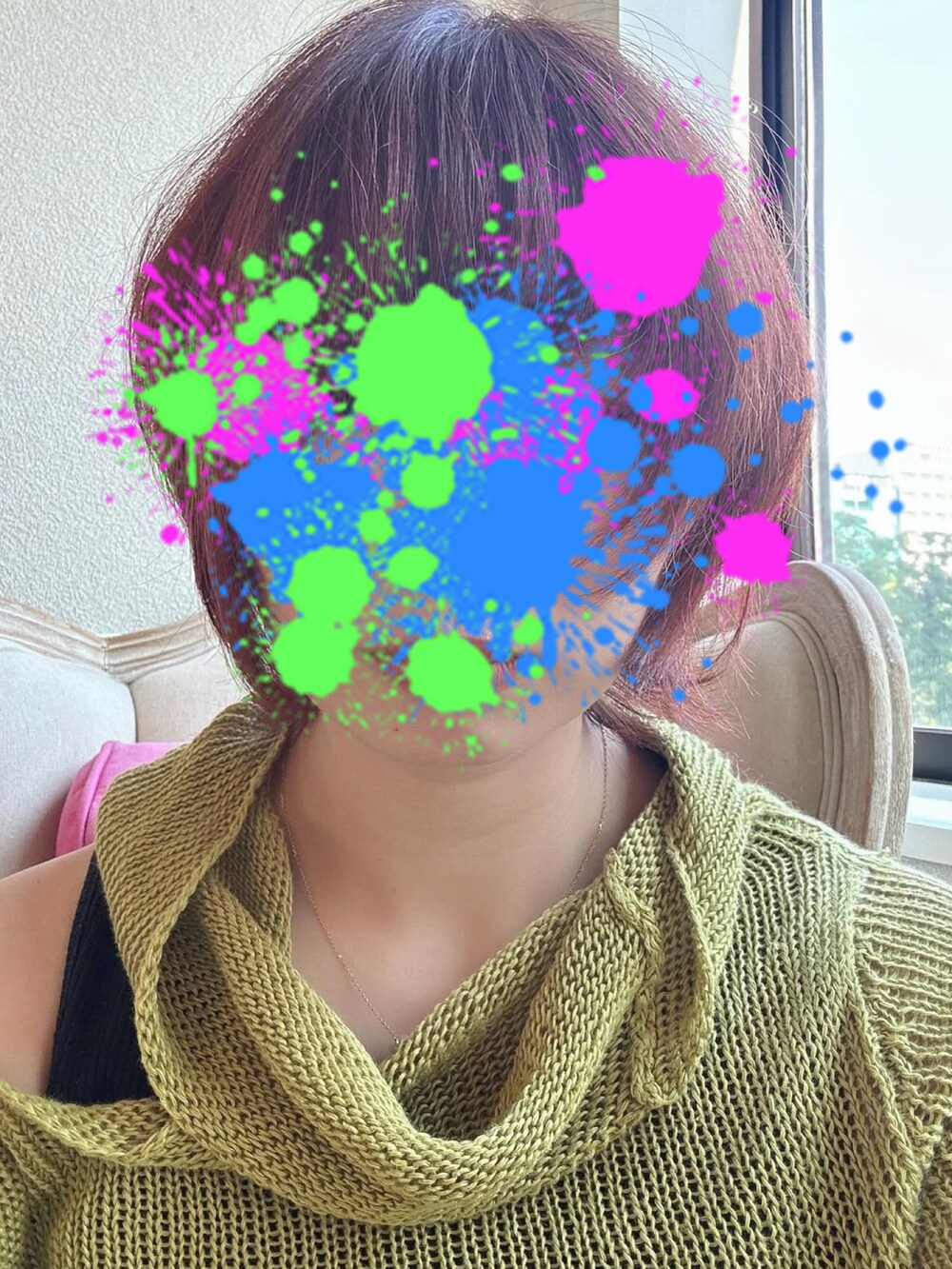 グリーン系のトップス、ブラック系のハンドバッグ、ブラック系のシューズを着用したレディースの夏コーディネートの2枚目の写真