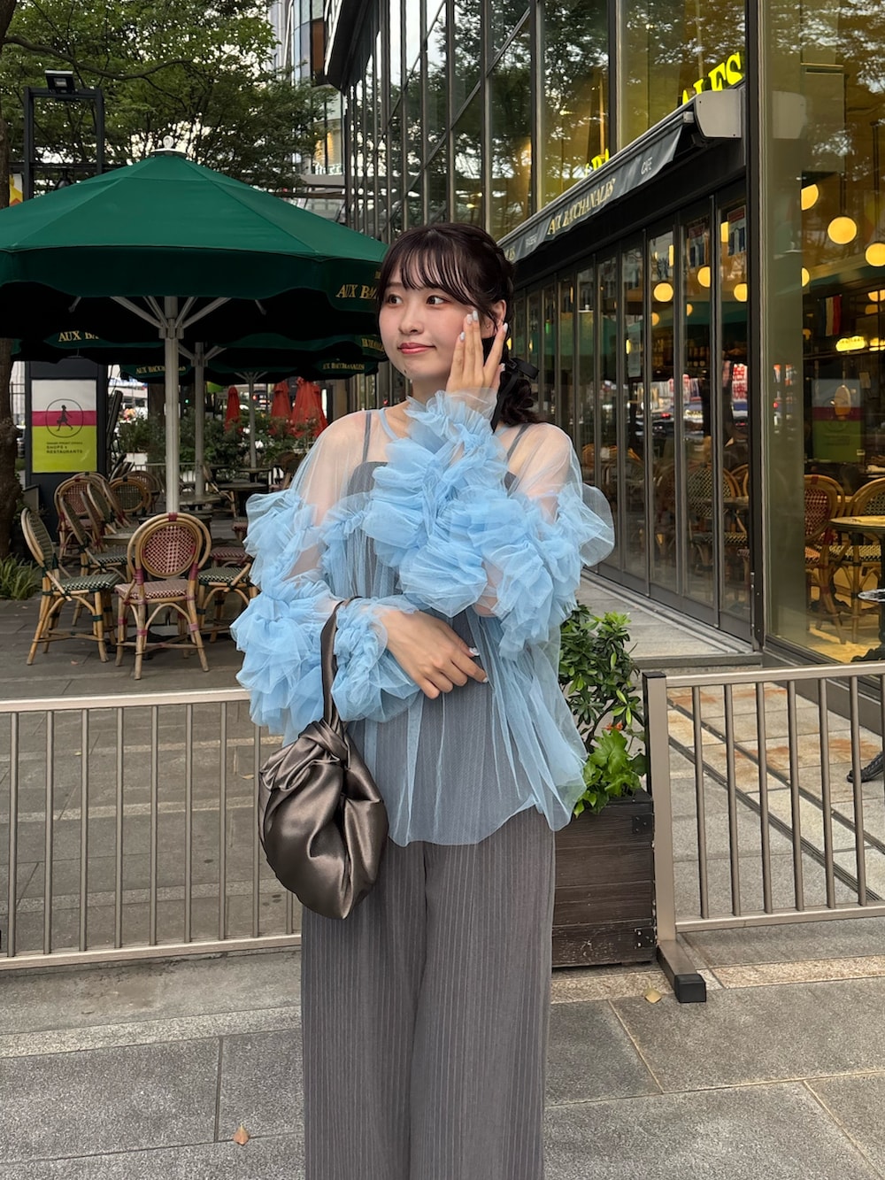 「ブルー、オールインワン、ストライプ、結婚式、結婚式二次会スタイル、オケージョン、ドレス、パンツスタイル、ノースリーブ、着こなしのちょこっとテク、レイヤードスタイル、シアートップス、ANDRESD、夏コーデ、キレイめカジュアル」｜「ANDRESDの【ZOZO限定アイテム】all in one × decorative tulle tops　オールインワン×デコラティブチュールトップス（パンツドレス、ブルー系）」を使った、ANDRESD EC事業部さん（骨格ウェーブ・レディース・164cm）の夏コーディネートの3枚目の写真