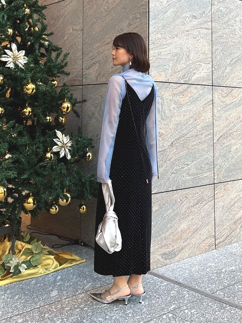 ブルー系のシャツ/ブラウス、シルバー系のハンドバッグ、ブラック系のドレスを着用したレディースの秋コーディネートの3枚目の写真