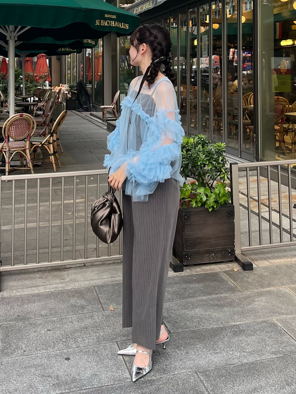 「ブルー、オールインワン、ストライプ、結婚式、結婚式二次会スタイル、オケージョン、ドレス、パンツスタイル、ノースリーブ、着こなしのちょこっとテク、レイヤードスタイル、シアートップス、ANDRESD、夏コーデ、キレイめカジュアル」｜「ANDRESDの【ZOZO限定アイテム】all in one × decorative tulle tops　オールインワン×デコラティブチュールトップス（パンツドレス、ブルー系）」を使った、ANDRESD EC事業部さん（骨格ウェーブ・レディース・164cm）の夏コーディネートの2枚目の写真