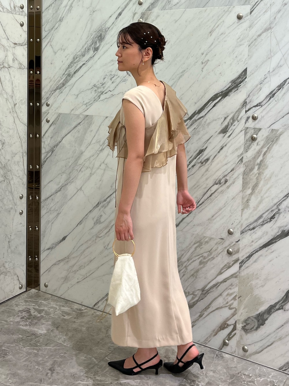 「セットアップ、つけ襟、ビスチェ、ドレス、結婚式、結婚式二次会スタイル、オケージョン、ドレスシューズ、ノースリーブ、夏ルックで気分アップ、フリル、ワンピース、きれいめカジュアル、ANDRESD、夏コーデ」｜「ANDRESDのglossy multi ruffle dress グロッシーマルチラッフルドレス（ドレス、ベージュ系）」を使った、ANDRESD EC事業部さん（骨格ナチュラル・レディース・160cm）の夏コーディネートの2枚目の写真