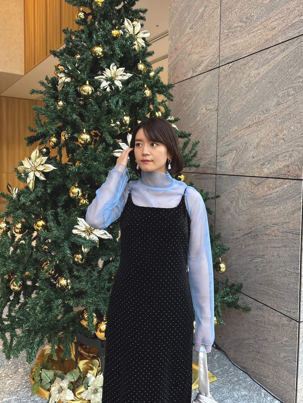 ブルー系のシャツ/ブラウス、シルバー系のハンドバッグ、ブラック系のドレスを着用したレディースの秋コーディネートの5枚目の写真