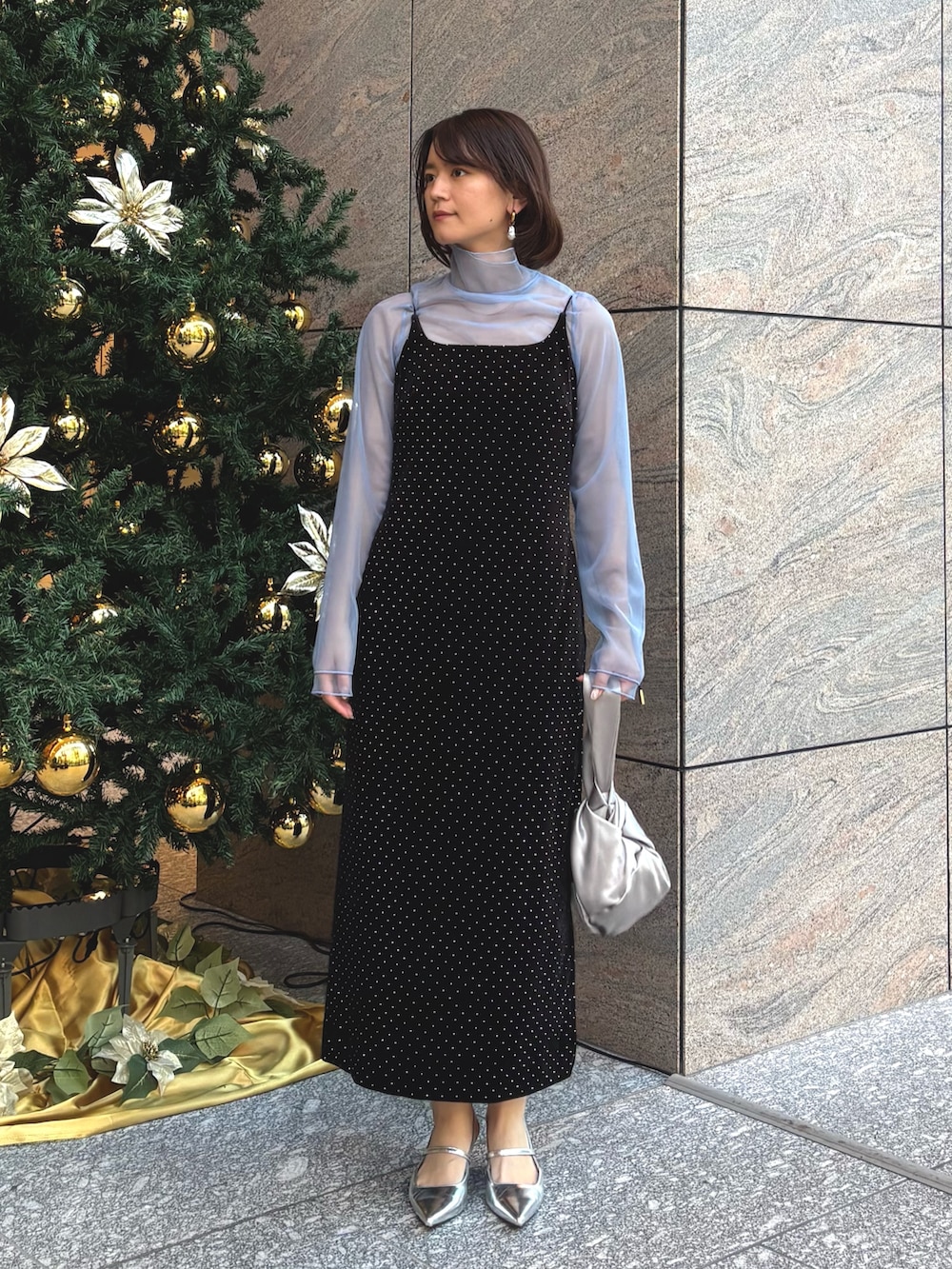 ブルー系のシャツ/ブラウス、シルバー系のハンドバッグ、ブラック系のドレスを着用したレディースの秋コーディネートの2枚目の写真