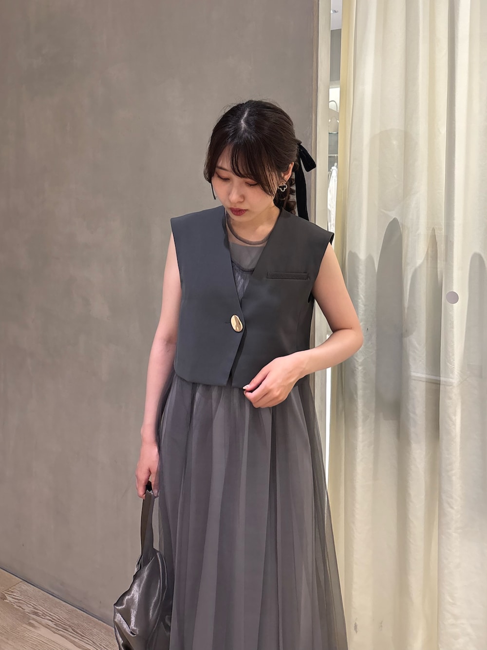 「ドレス、ワンピース、結婚式、結婚式二次会スタイル、オケージョン、お呼ばれ、お呼ばれスタイル、ジレ、チュール、セットアップ、夏ルックで気分アップ、きれいめカジュアル、夏コーデ、ノースリーブ、ANDRESD」｜「ANDRESDのshort gilet set tulle dress / ショートジレセットチュールドレス（ドレス、グレー系）」を使った、ANDRESD EC事業部さん（骨格ウェーブ・レディース・164cm）の夏コーディネートの4枚目の写真