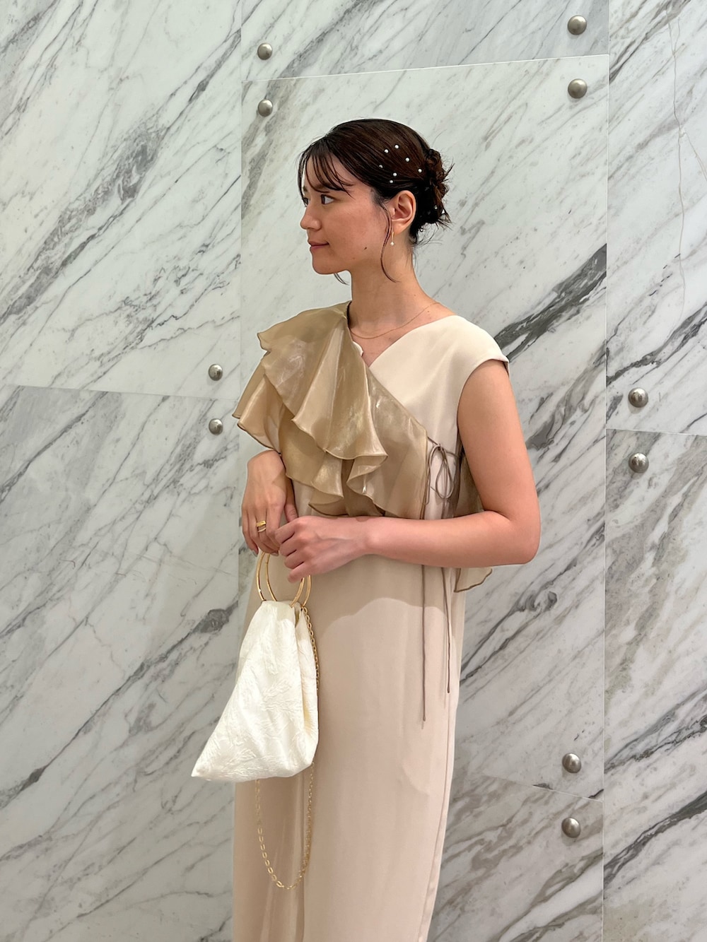 「セットアップ、つけ襟、ビスチェ、ドレス、結婚式、結婚式二次会スタイル、オケージョン、ドレスシューズ、ノースリーブ、夏ルックで気分アップ、フリル、ワンピース、きれいめカジュアル、ANDRESD、夏コーデ」｜「ANDRESDのglossy multi ruffle dress グロッシーマルチラッフルドレス（ドレス、ベージュ系）」を使った、ANDRESD EC事業部さん（骨格ナチュラル・レディース・160cm）の夏コーディネートの3枚目の写真