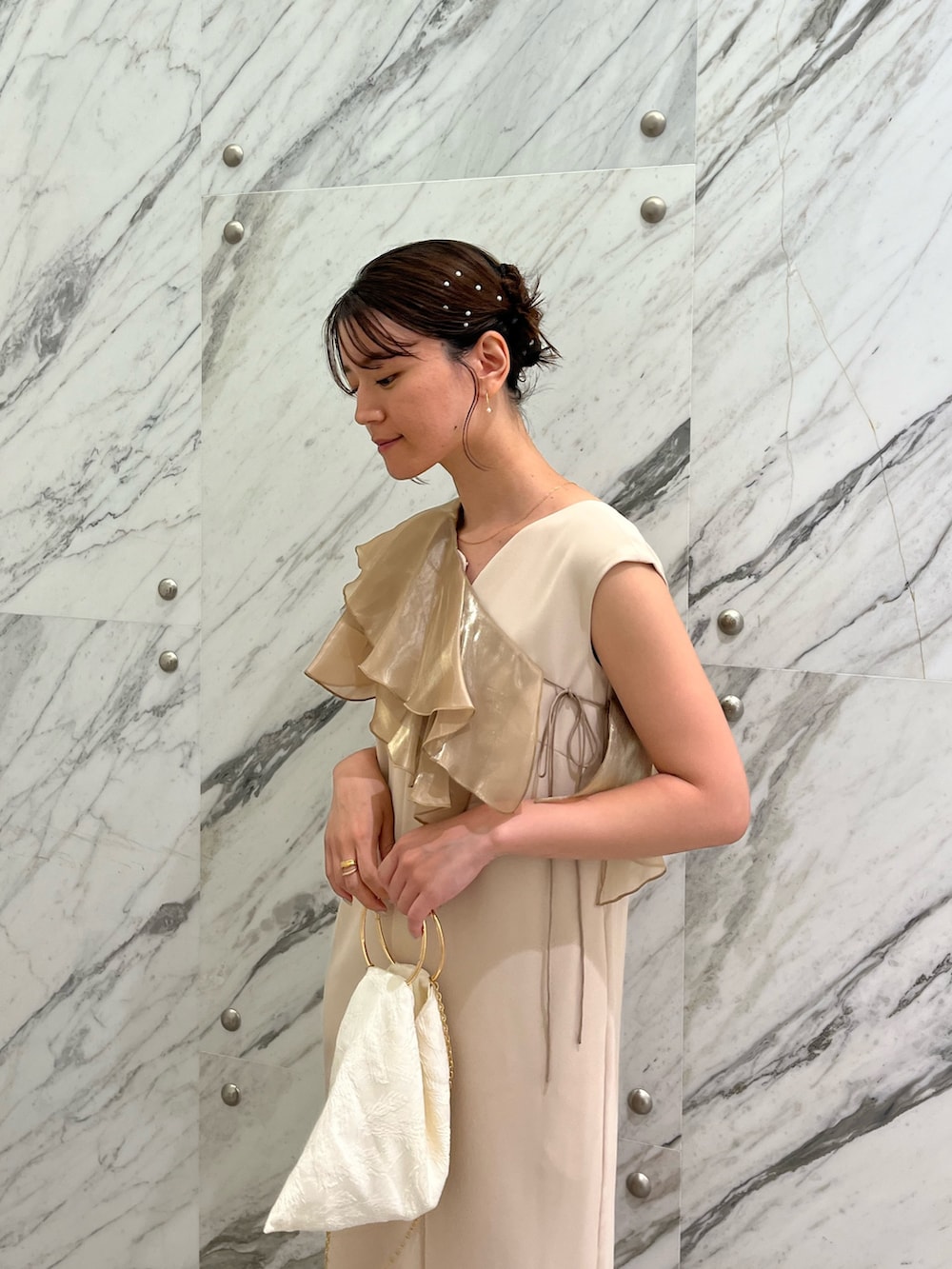 「セットアップ、つけ襟、ビスチェ、ドレス、結婚式、結婚式二次会スタイル、オケージョン、ドレスシューズ、ノースリーブ、夏ルックで気分アップ、フリル、ワンピース、きれいめカジュアル、ANDRESD、夏コーデ」｜「ANDRESDのglossy multi ruffle dress グロッシーマルチラッフルドレス（ドレス、ベージュ系）」を使った、ANDRESD EC事業部さん（骨格ナチュラル・レディース・160cm）の夏コーディネートの4枚目の写真