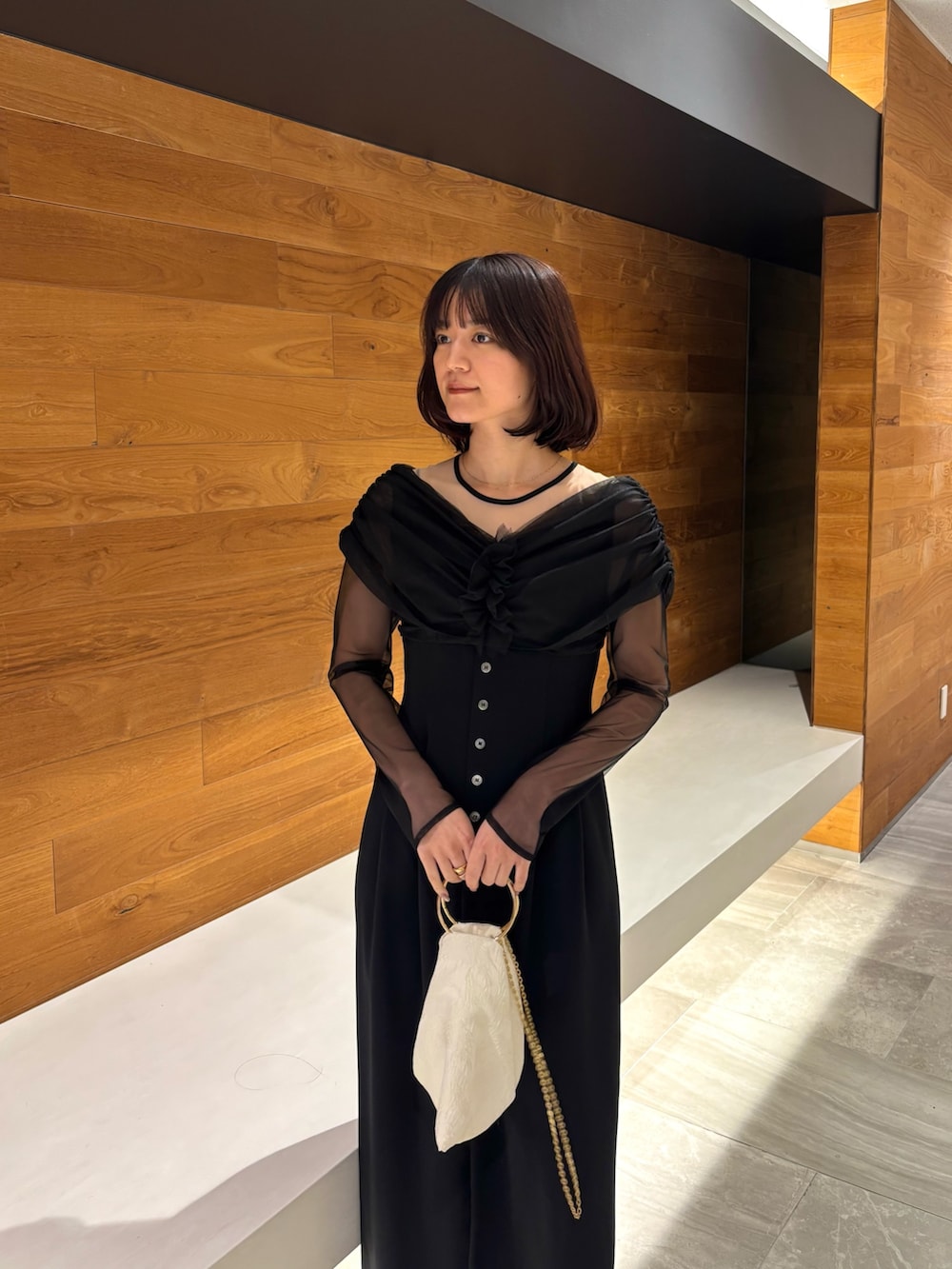 ブラック系のドレス、グリーン系のパンプスを着用したレディースの冬コーディネートの4枚目の写真