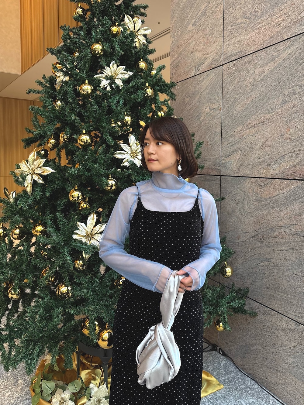 ブルー系のシャツ/ブラウス、シルバー系のハンドバッグ、ブラック系のドレスを着用したレディースの秋コーディネートの4枚目の写真