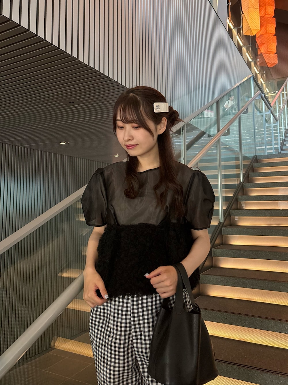 「セットアップ、シアートップス、夏ルックで気分アップ、夏コーデ、お出かけコーデ、モノトーン、ANDRESD、休日スタイル、きれいめカジュアル、着回しコーデ、パフスリーブ、ギンガムチェック、大人ガーリー、ブラックコーデ、夏」｜「ANDRESDのswell peplum set up pants dress スウェルぺプラムセットアップパンツドレス（パンツドレス、ブラック系）」を使った、ANDRESD EC事業部さん（骨格ウェーブ・レディース・164cm）の夏コーディネートの3枚目の写真