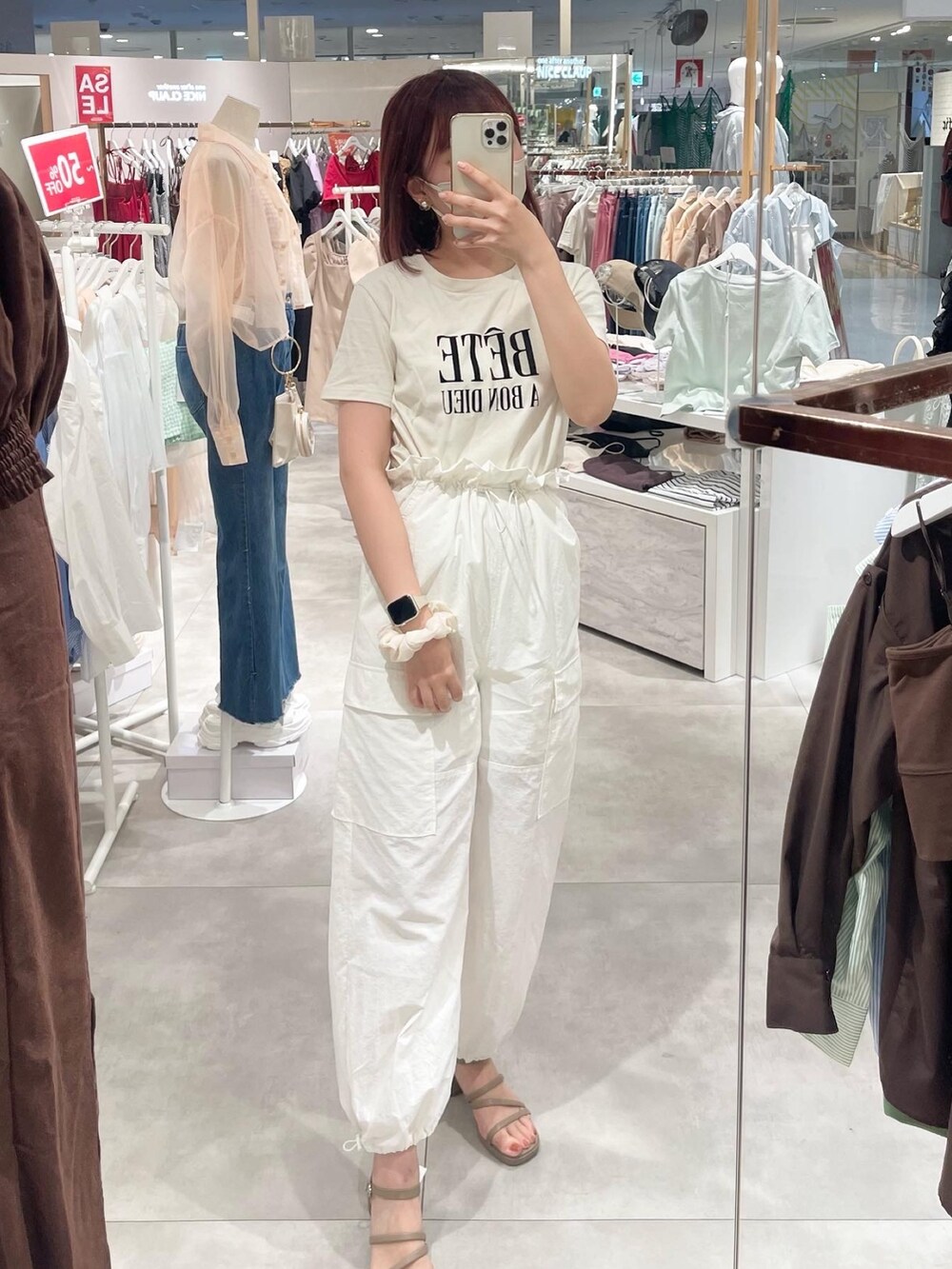 ホワイト系のその他パンツ、ブラウン系のサンダル、ホワイト系のTシャツ/カットソーを着用したレディースの夏コーディネートの2枚目の写真