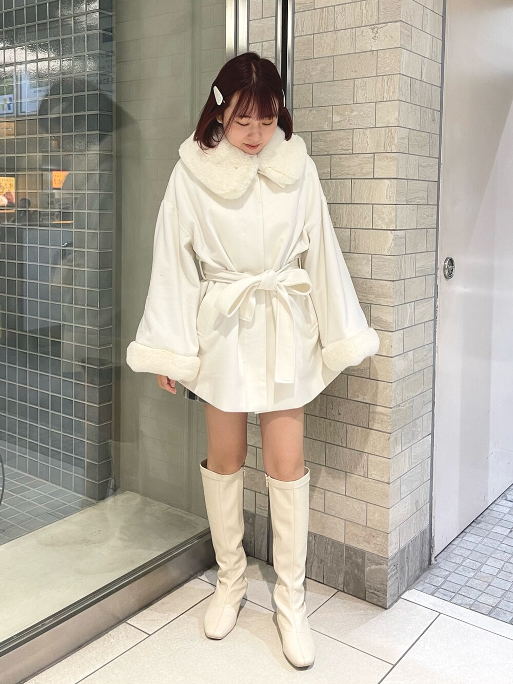 ホワイト系のジャケット/アウター、ホワイト系のその他シューズを着用したレディースの秋コーディネートの3枚目の写真