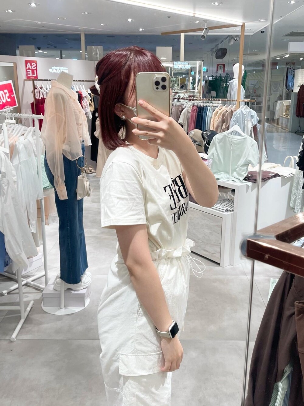 ホワイト系のその他パンツ、ブラウン系のサンダル、ホワイト系のTシャツ/カットソーを着用したレディースの夏コーディネートの3枚目の写真