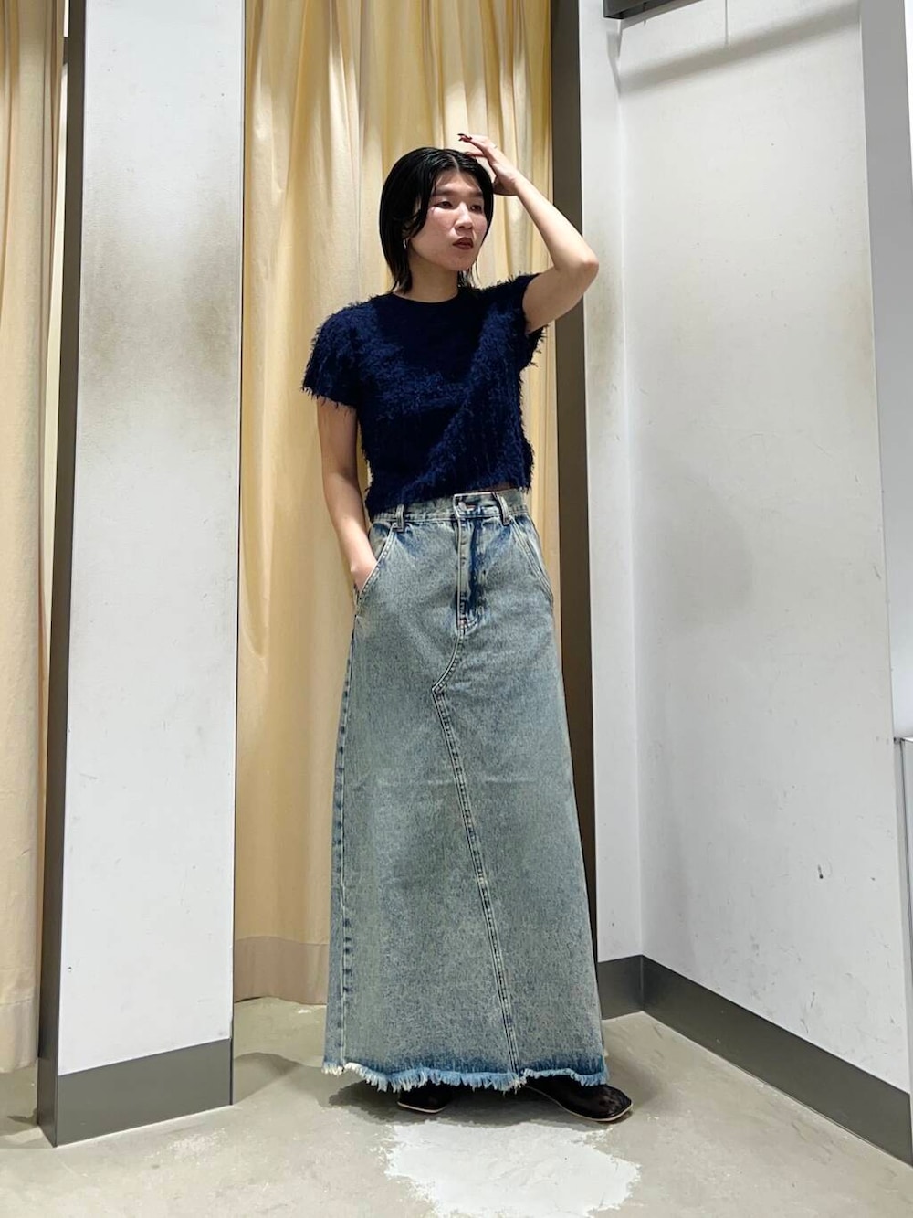 「シンプル、デニム、大人スタイル、スカート、大人女子、きれいめカジュアル、カジュアルコーデ、シンプルコーデ、kbf_ootd、KBF、Aラインスカート、ootd、デニムスカート、夏コーデ、デニムコーデ」｜「KBFのギャザートゥメッシュシューズ（その他シューズ、ブラック系）」を使った、なかさんさん（レディース・156cm）の春コーディネートの4枚目の写真