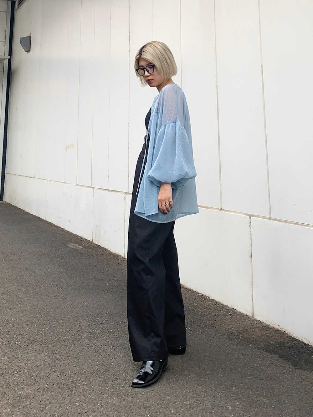 グレー系のその他パンツ、ブルー系のシャツ/ブラウス、ブラック系のその他シューズを着用したレディースの秋コーディネートの2枚目の写真