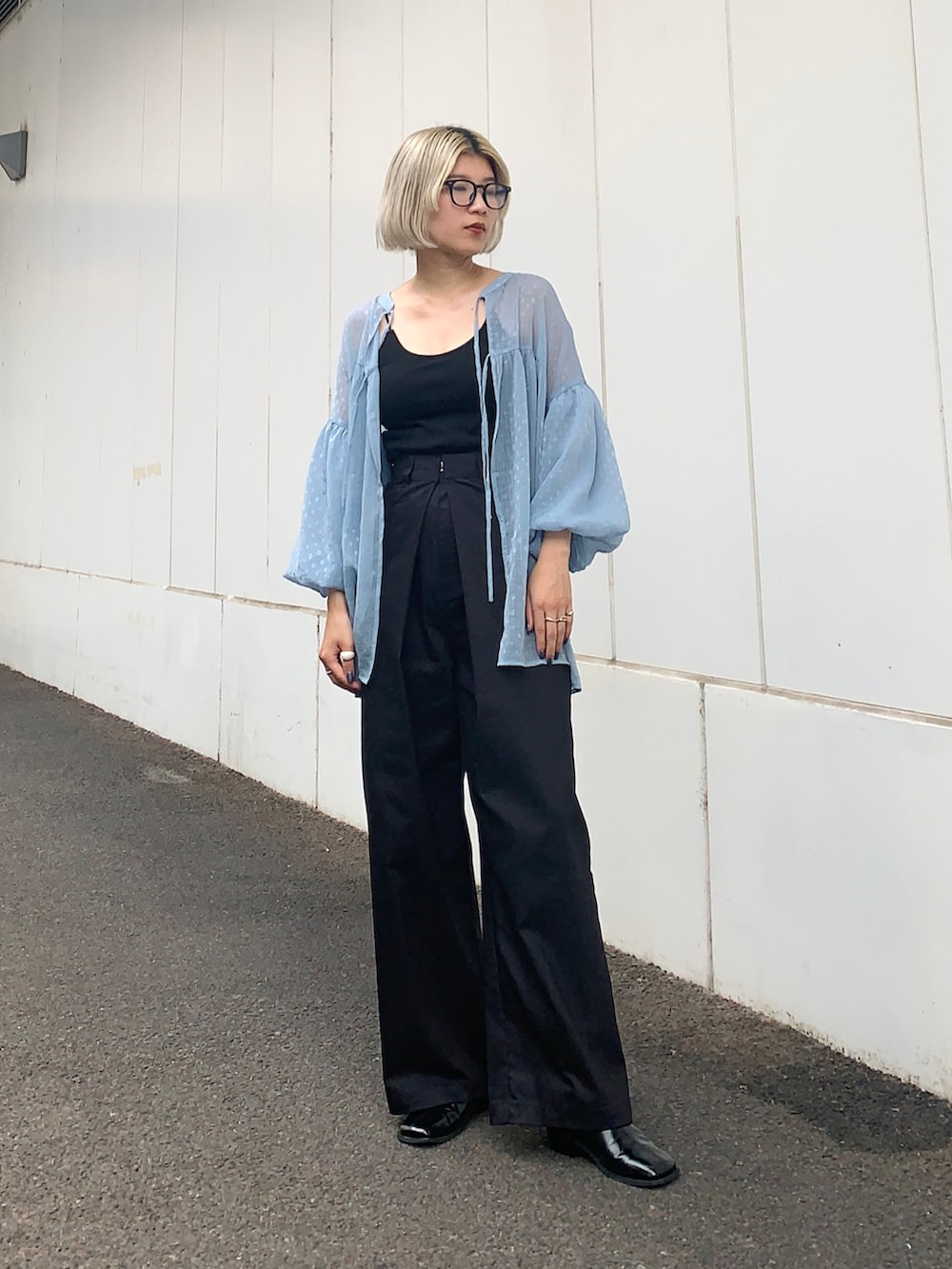 グレー系のその他パンツ、ブルー系のシャツ/ブラウス、ブラック系のその他シューズを着用したレディースの秋コーディネートの3枚目の写真