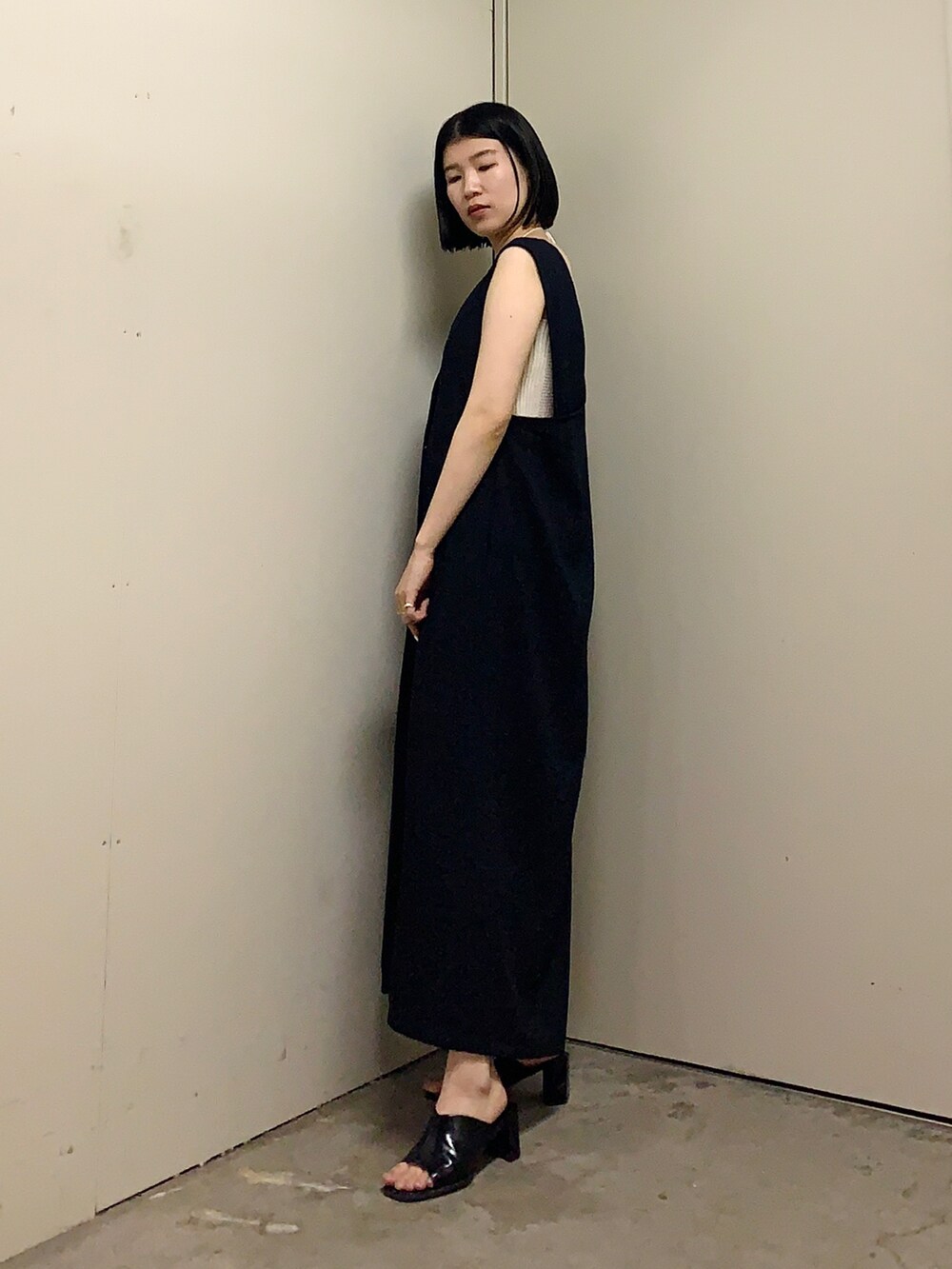 ブラック系のワンピース、グレー系のニット/セーターを着用したレディースの夏コーディネートの2枚目の写真