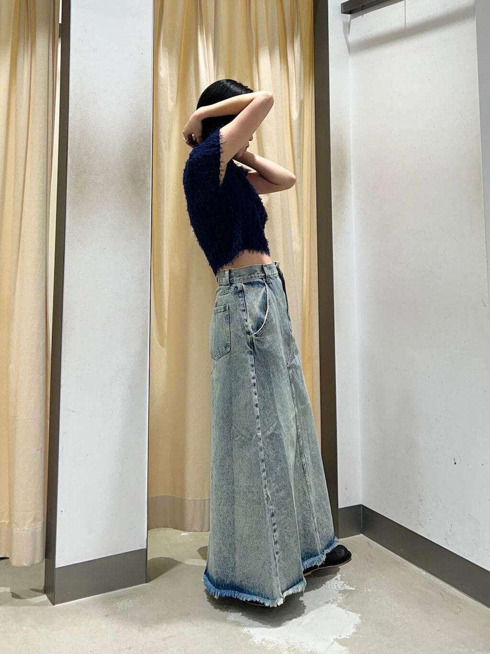 「シンプル、デニム、大人スタイル、スカート、大人女子、きれいめカジュアル、カジュアルコーデ、シンプルコーデ、kbf_ootd、KBF、Aラインスカート、ootd、デニムスカート、夏コーデ、デニムコーデ」｜「KBFのギャザートゥメッシュシューズ（その他シューズ、ブラック系）」を使った、なかさんさん（レディース・156cm）の春コーディネートの2枚目の写真