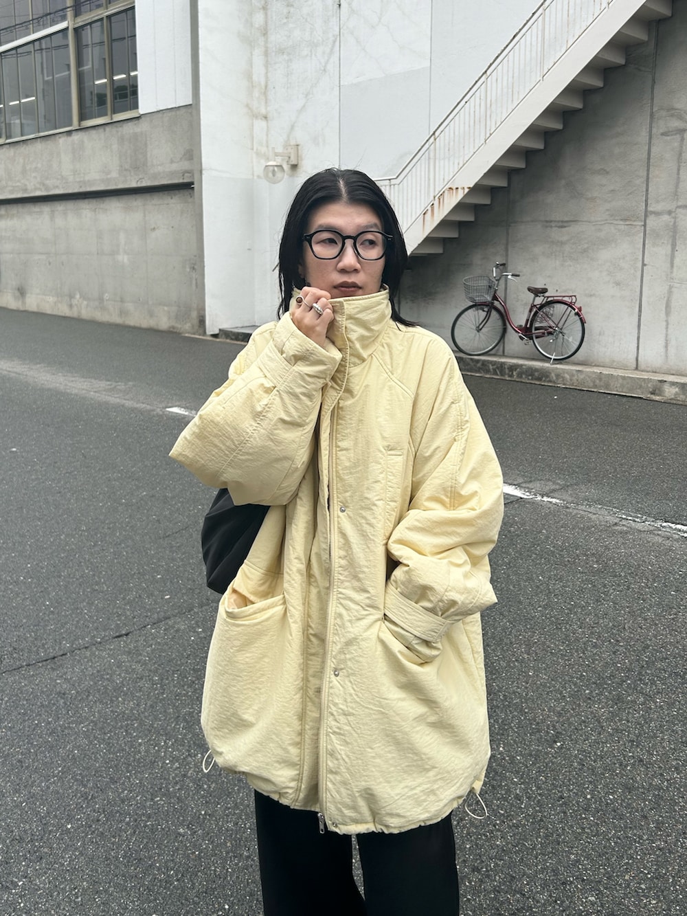 ベージュ系のダウンジャケット/コート、イエロー系のダウンジャケット/コートを着用したレディースの秋コーディネートの5枚目の写真
