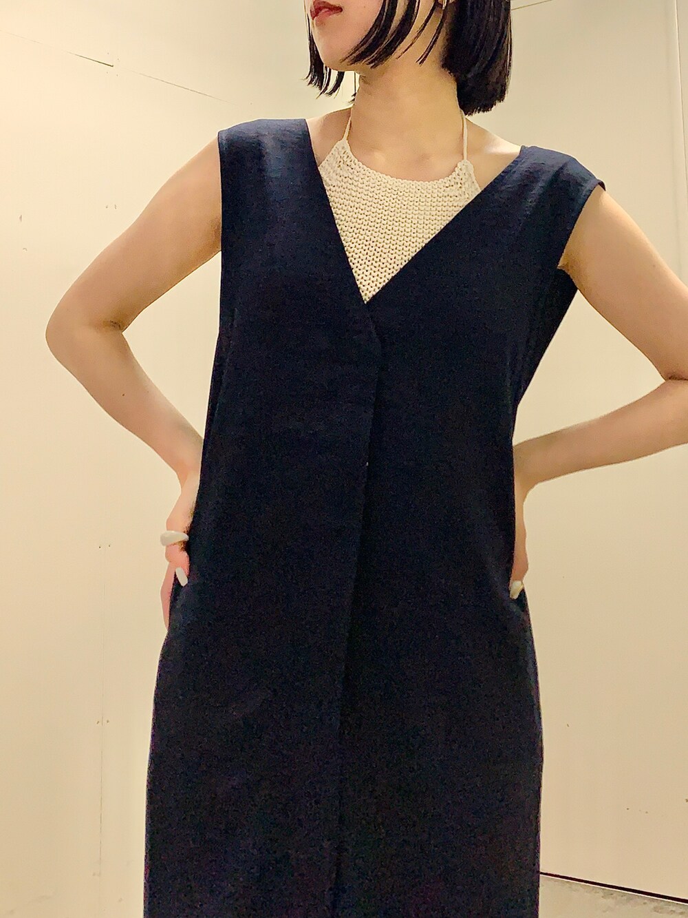 ブラック系のワンピース、グレー系のニット/セーターを着用したレディースの夏コーディネートの4枚目の写真