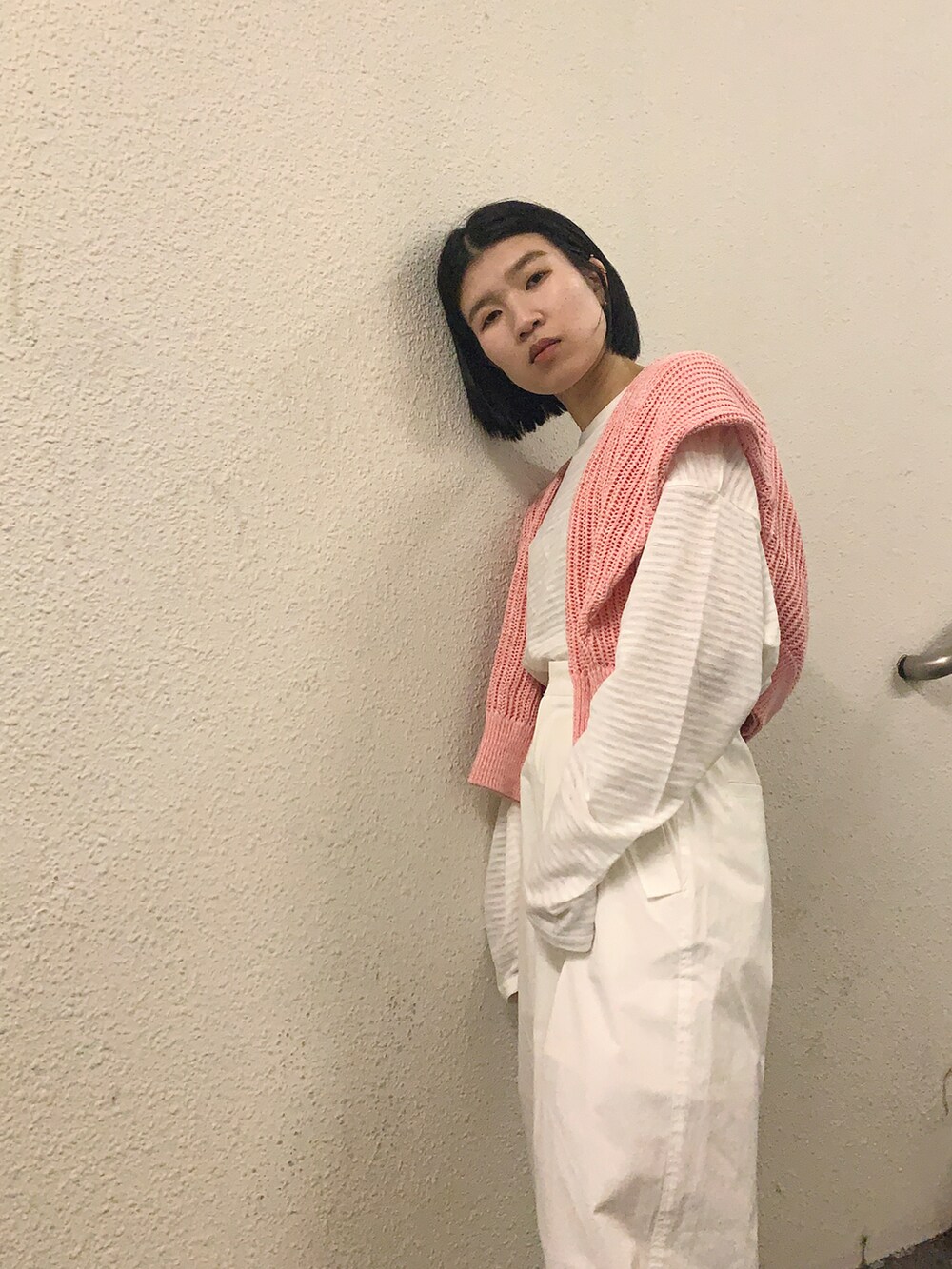 ホワイト系のTシャツ/カットソー、ホワイト系のその他パンツ、ピンク系のニット/セーターを着用したレディースの春コーディネートの2枚目の写真