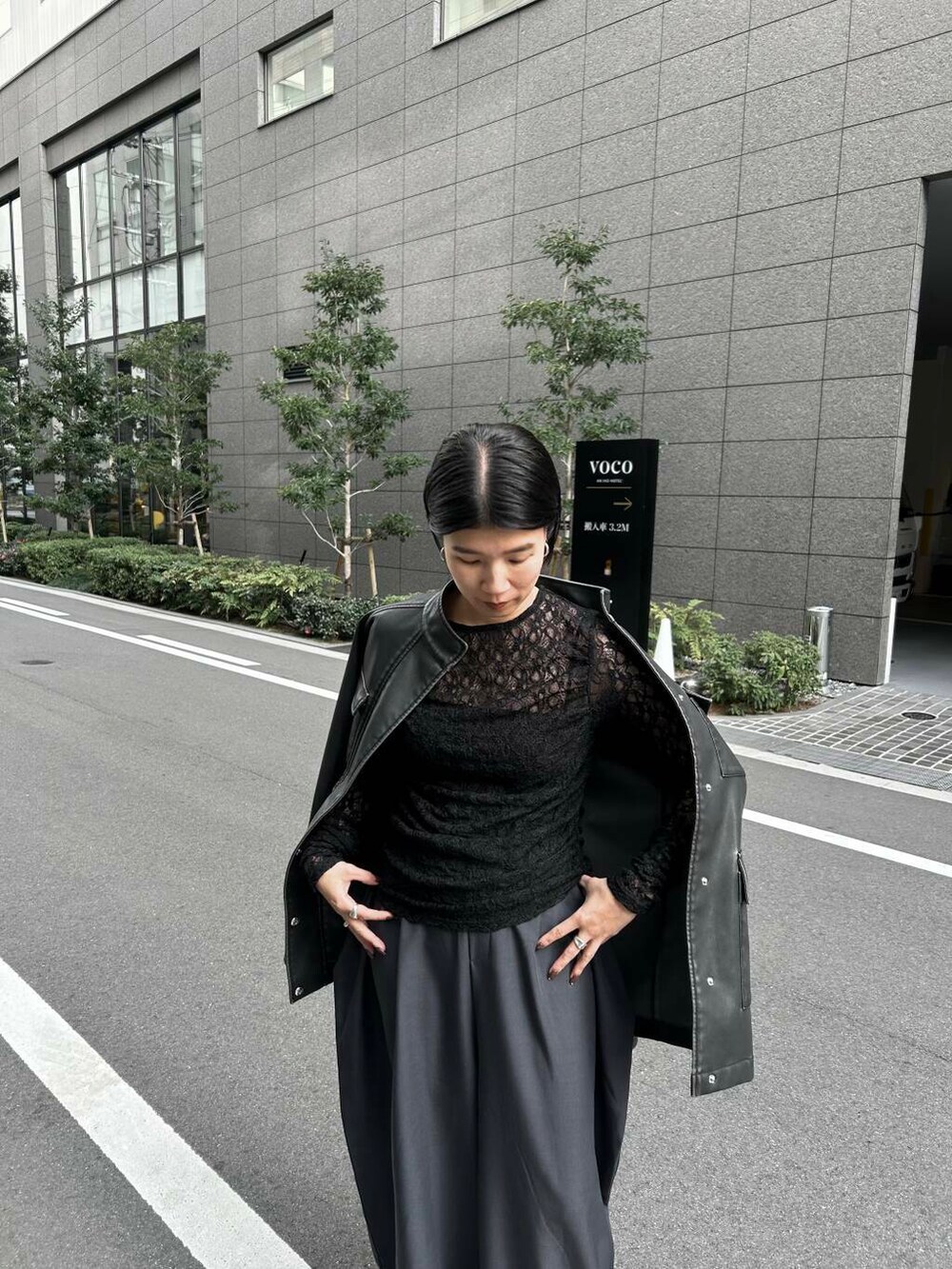 グレー系のその他パンツ、ブラック系のTシャツ/カットソー、ブラック系のその他アウターを着用したレディースの冬コーディネートの5枚目の写真