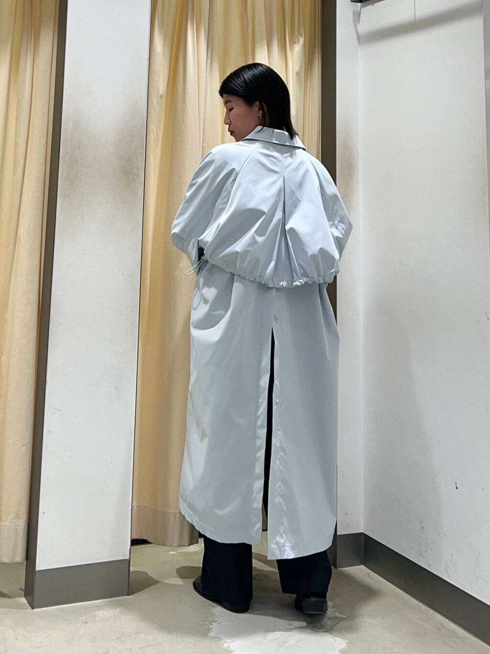 「シンプル、ワントーンコーデ、大人スタイル、アウター、大人女子、きれいめカジュアル、シンプルコーデ、kbf_ootd、KBF、コート、ステンカラーコート、レース、ootd、春コーデ、春アウター」｜「KBFのレーススカーフSETパンツ（その他パンツ、ブルー系）」を使った、なかさんさん（レディース・156cm）の春コーディネートの3枚目の写真