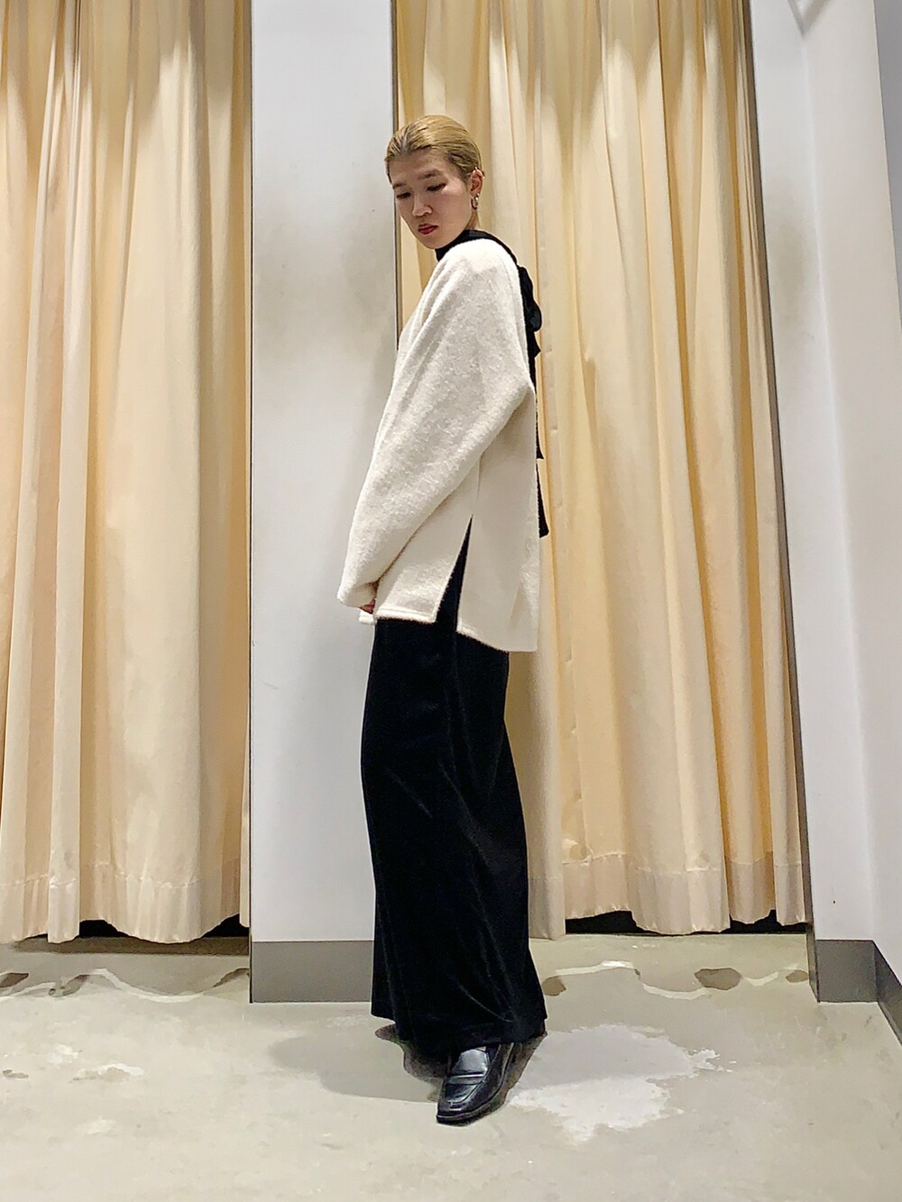 ホワイト系のTシャツ/カットソー、ブラック系のシャツ/ブラウス、ブラック系のスカートを着用したレディースの冬コーディネートの2枚目の写真