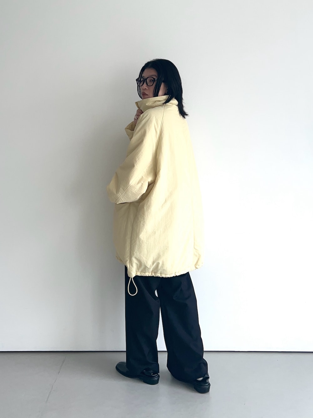 ベージュ系のダウンジャケット/コート、イエロー系のダウンジャケット/コートを着用したレディースの秋コーディネートの3枚目の写真