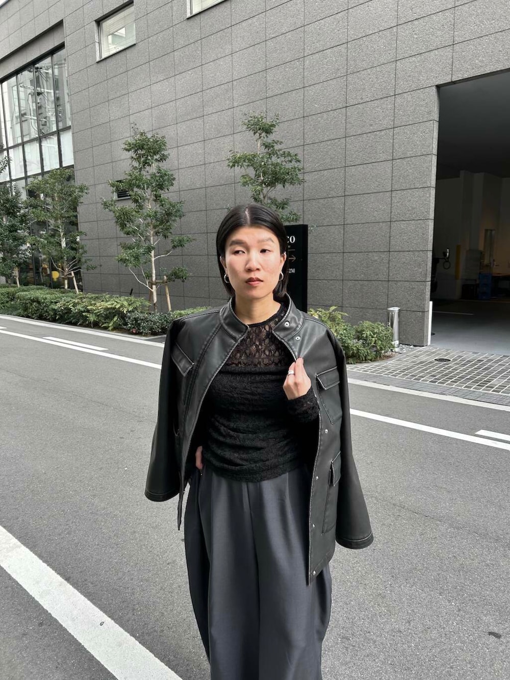 グレー系のその他パンツ、ブラック系のTシャツ/カットソー、ブラック系のその他アウターを着用したレディースの冬コーディネートの3枚目の写真