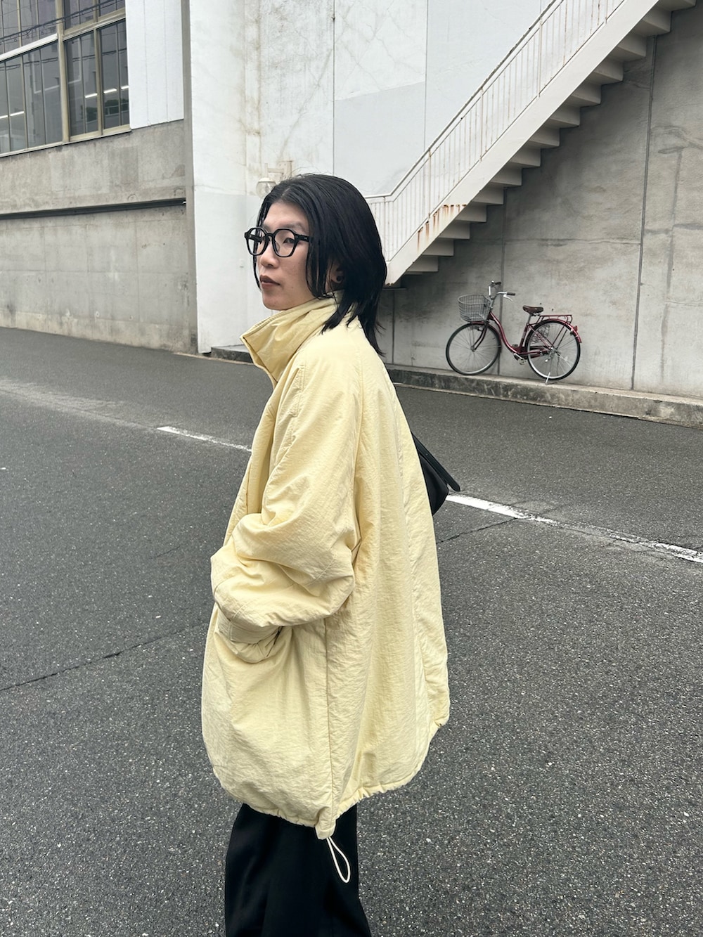 ベージュ系のダウンジャケット/コート、イエロー系のダウンジャケット/コートを着用したレディースの秋コーディネートの4枚目の写真