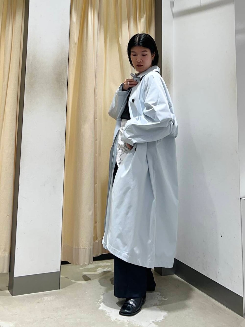 「シンプル、ワントーンコーデ、大人スタイル、アウター、大人女子、きれいめカジュアル、シンプルコーデ、kbf_ootd、KBF、コート、ステンカラーコート、レース、ootd、春コーデ、春アウター」｜「KBFのレーススカーフSETパンツ（その他パンツ、ブルー系）」を使った、なかさんさん（レディース・156cm）の春コーディネートの2枚目の写真
