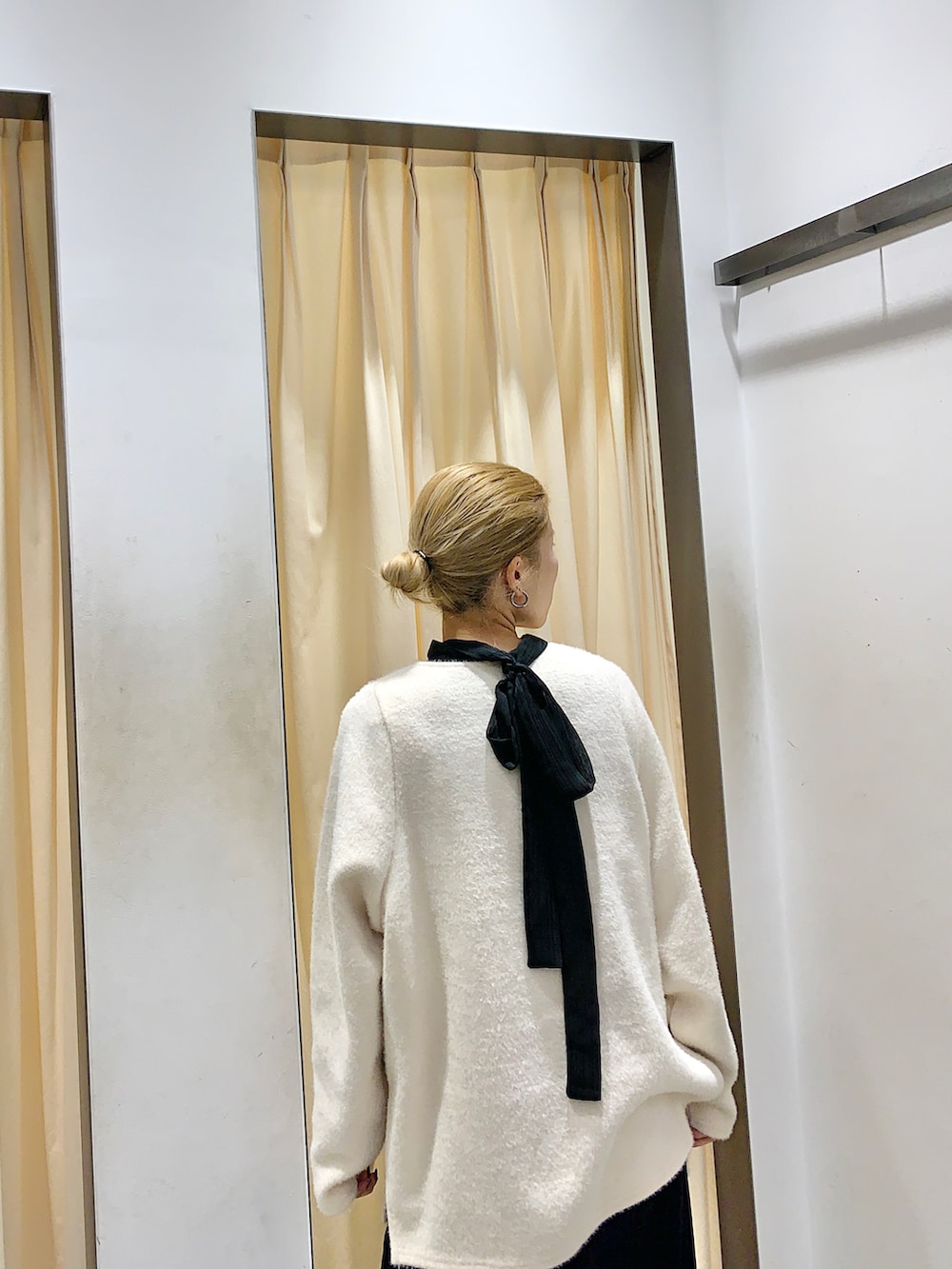 ホワイト系のTシャツ/カットソー、ブラック系のシャツ/ブラウス、ブラック系のスカートを着用したレディースの冬コーディネートの4枚目の写真