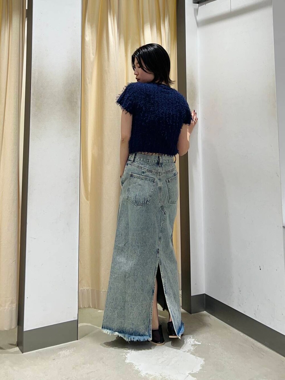 「シンプル、デニム、大人スタイル、スカート、大人女子、きれいめカジュアル、カジュアルコーデ、シンプルコーデ、kbf_ootd、KBF、Aラインスカート、ootd、デニムスカート、夏コーデ、デニムコーデ」｜「KBFのギャザートゥメッシュシューズ（その他シューズ、ブラック系）」を使った、なかさんさん（レディース・156cm）の春コーディネートの3枚目の写真