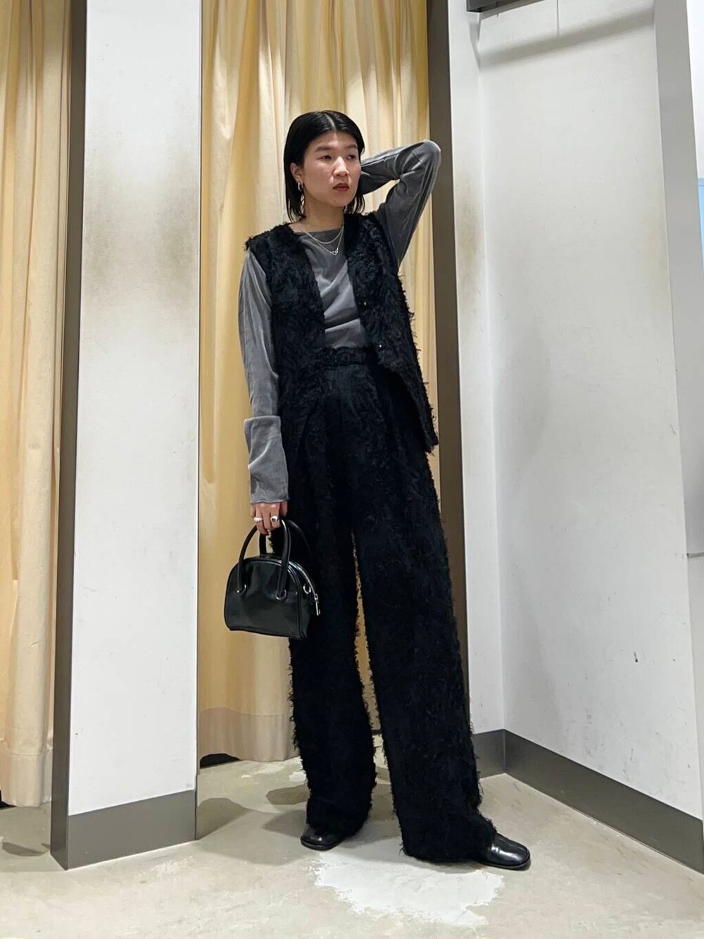 ブラック系のボストンバッグ、ブラック系のその他パンツ、ブラック系のベストを着用したレディースの春コーディネートの2枚目の写真