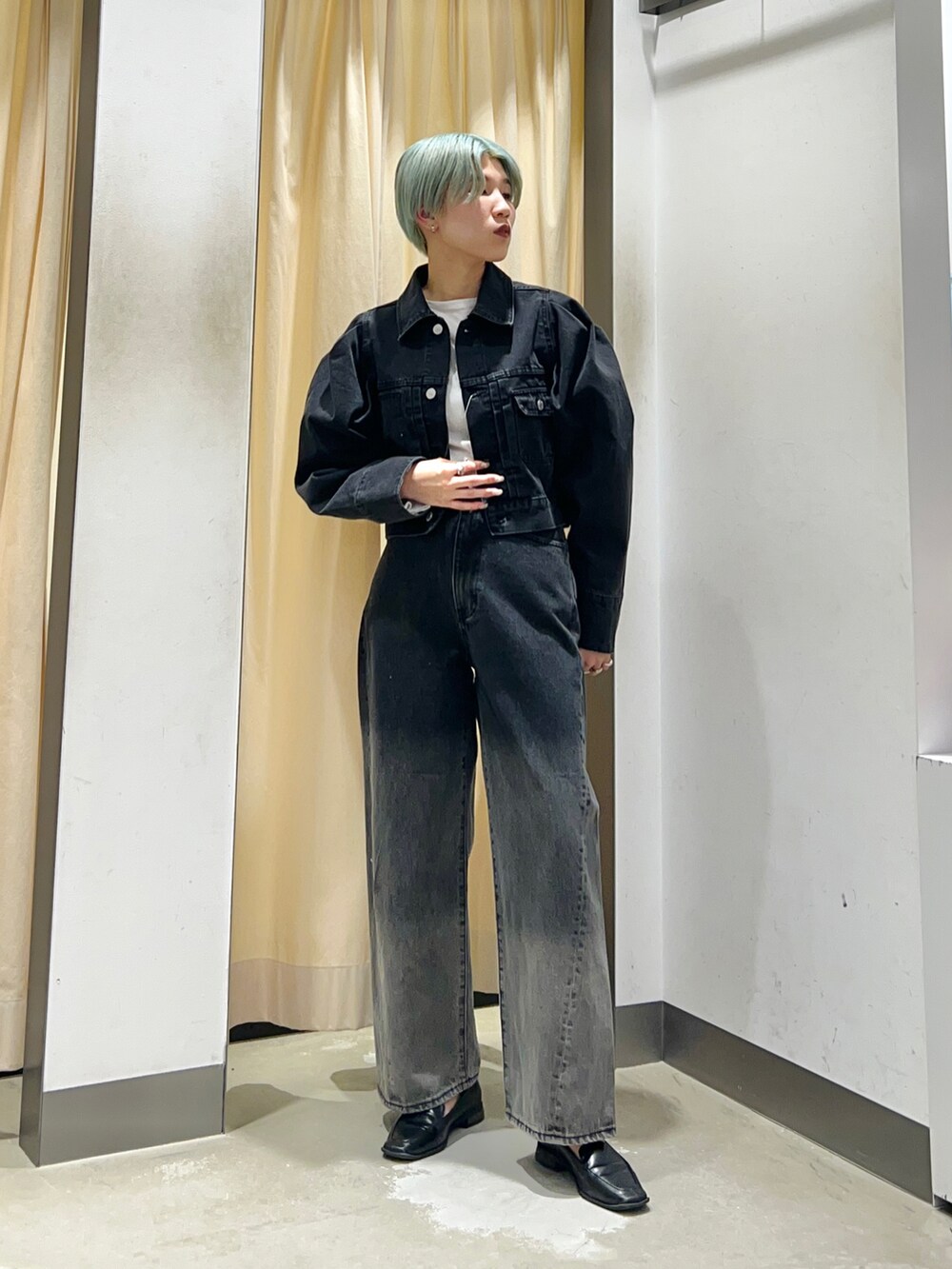 「KBF、デニム、デニムジャケット、セットアップ、セットアップスタイル、ブラックデニム、グラデーションデニム、グラデーション、モノトーン、モノトーンコーデ、春服コーデ、休日スタイル、オトナ女子、おでかけコーデ、大人カジュアル」｜「KBFのタックスリーブクロップドデニムジャケット（デニムジャケット、ブラック系）」を使った、なかさんさん（レディース・156cm）の春コーディネートの2枚目の写真