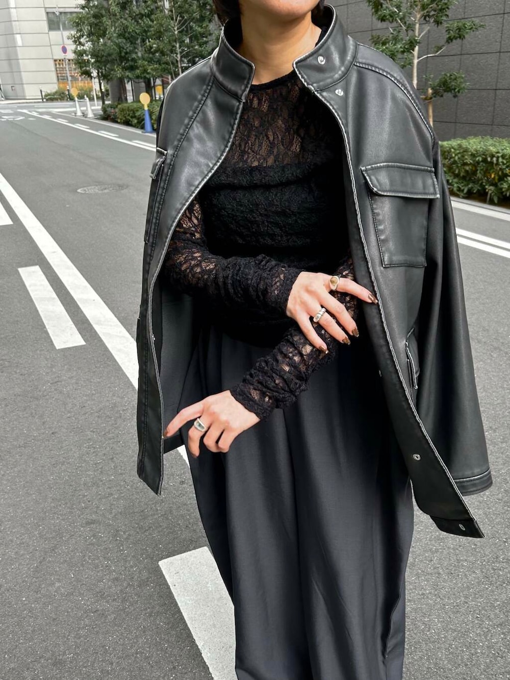 グレー系のその他パンツ、ブラック系のTシャツ/カットソー、ブラック系のその他アウターを着用したレディースの冬コーディネートの4枚目の写真