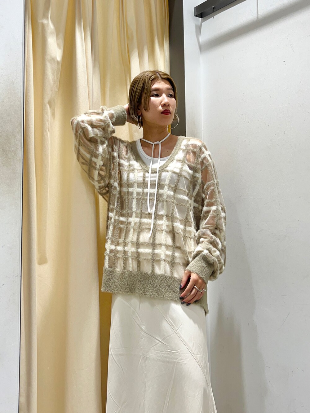 「KBF、秋服まるっと大公開、秋服準備はじめました、オトナカジュアル、きれいめカジュアル、シアーニット、チェック、チェック柄に恋してる、マキシスカート、ワントーンコーデ、シンプルスタイル、キレイめカジュアル、秋コーデ、オトナ女子」｜「KBFのシアーチェックフェザーニット（ニット/セーター、グレー系）」を使った、なかさんさん（レディース・156cm）の秋コーディネートの4枚目の写真