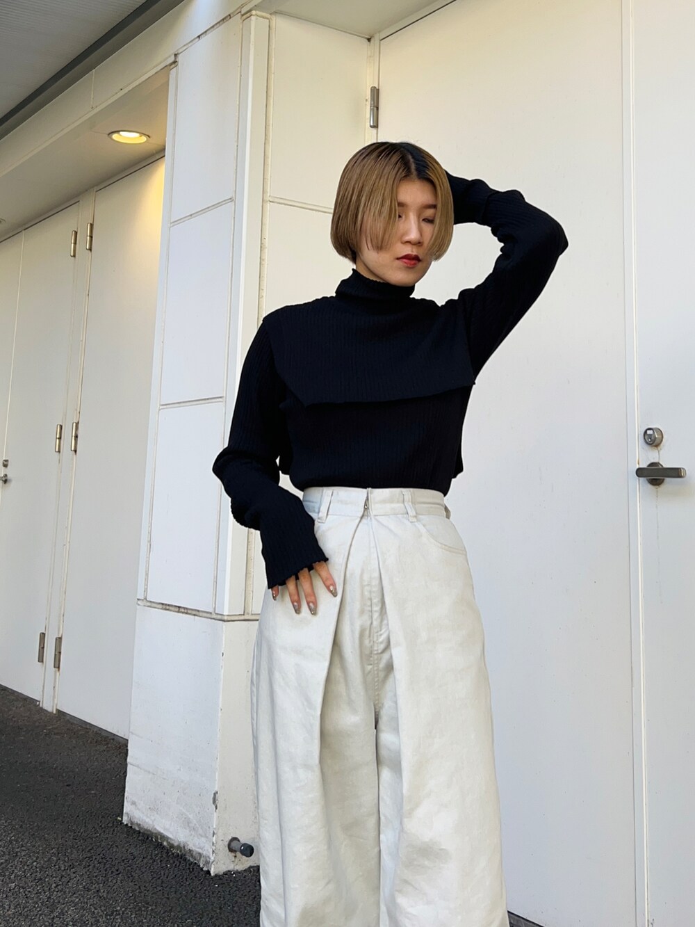 ブラック系のその他シューズ、ブラック系のニット/セーター、グレー系のその他パンツを着用したレディースの秋コーディネートの4枚目の写真