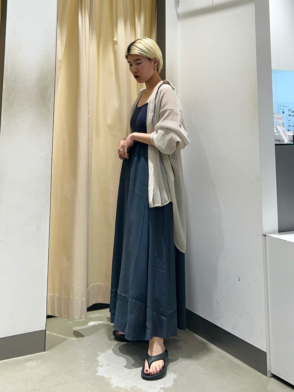 ブルー系のワンピース、ホワイト系のシャツ/ブラウスを着用したレディースの夏コーディネートの3枚目の写真