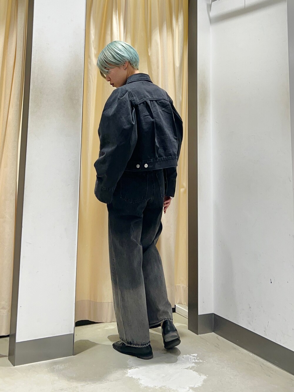 「KBF、デニム、デニムジャケット、セットアップ、セットアップスタイル、ブラックデニム、グラデーションデニム、グラデーション、モノトーン、モノトーンコーデ、春服コーデ、休日スタイル、オトナ女子、おでかけコーデ、大人カジュアル」｜「KBFのタックスリーブクロップドデニムジャケット（デニムジャケット、ブラック系）」を使った、なかさんさん（レディース・156cm）の春コーディネートの4枚目の写真