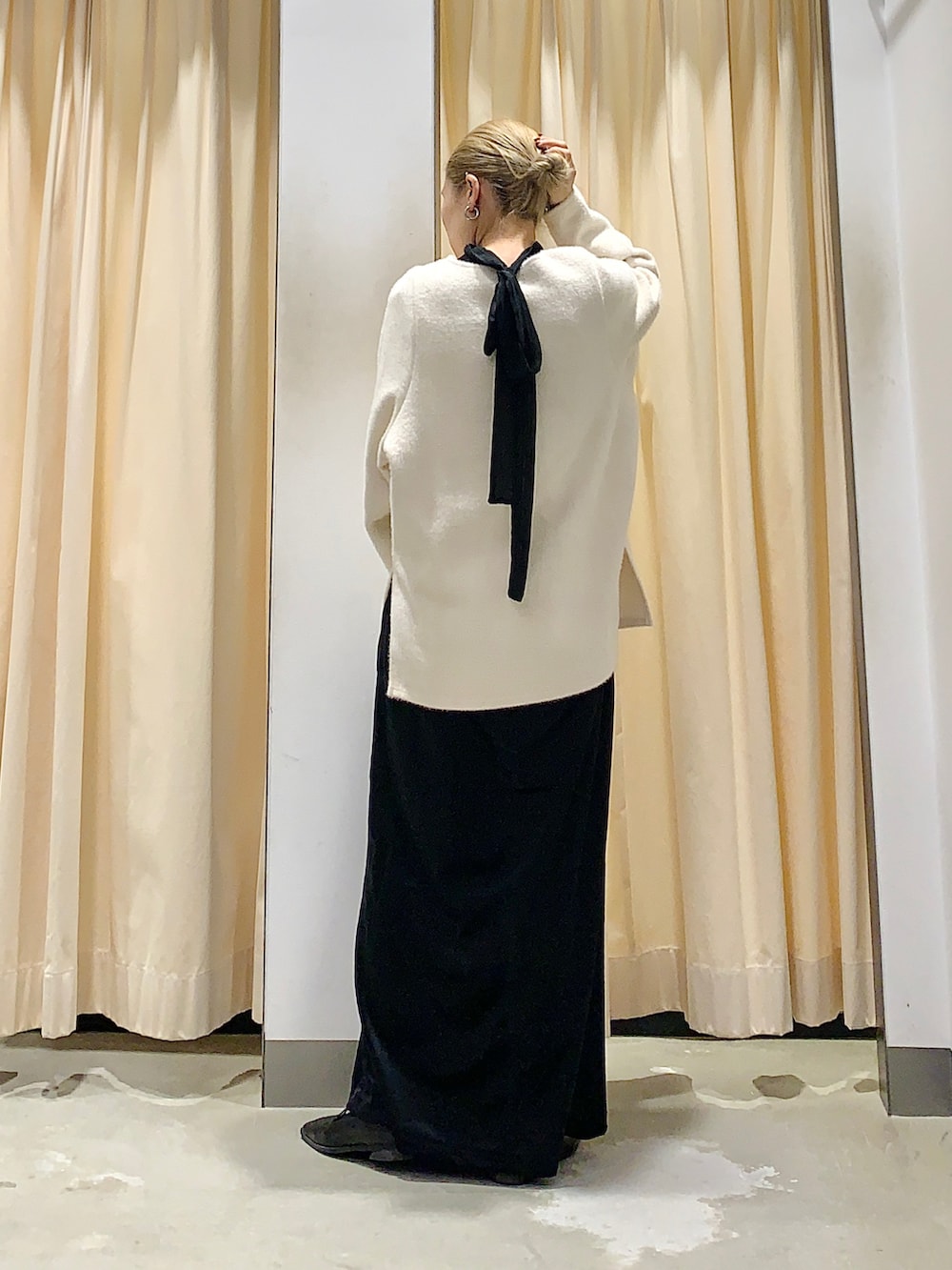 ホワイト系のTシャツ/カットソー、ブラック系のシャツ/ブラウス、ブラック系のスカートを着用したレディースの冬コーディネートの3枚目の写真