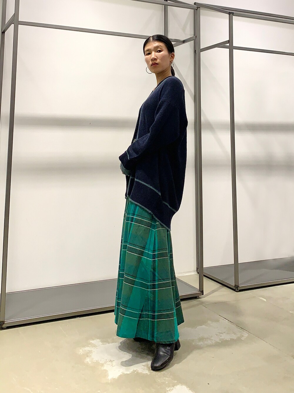 「KBF、カーディガン、ニット、ロングニット、リバーシブル、スカート、フレアスカート、チェック、ロングスカート、チェック柄に恋してる、グリーン、秋のコーデ、カジュアルコーデ、オトナカジュアル、ゆるコーデ」｜「KBFのバイカラーリバーシブルニットカーディガン（カーディガン/ボレロ、ブルー系）」を使った、なかさんさん（レディース・156cm）の秋コーディネートの3枚目の写真