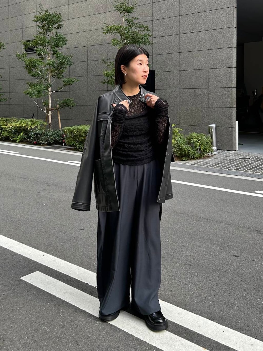 グレー系のその他パンツ、ブラック系のTシャツ/カットソー、ブラック系のその他アウターを着用したレディースの冬コーディネートの2枚目の写真