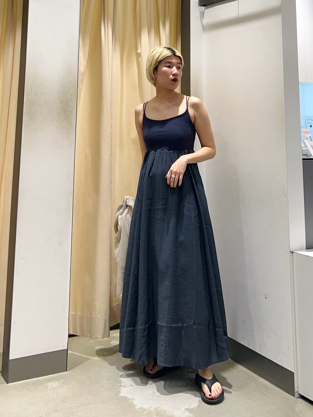 ブルー系のワンピース、ホワイト系のシャツ/ブラウスを着用したレディースの夏コーディネートの5枚目の写真