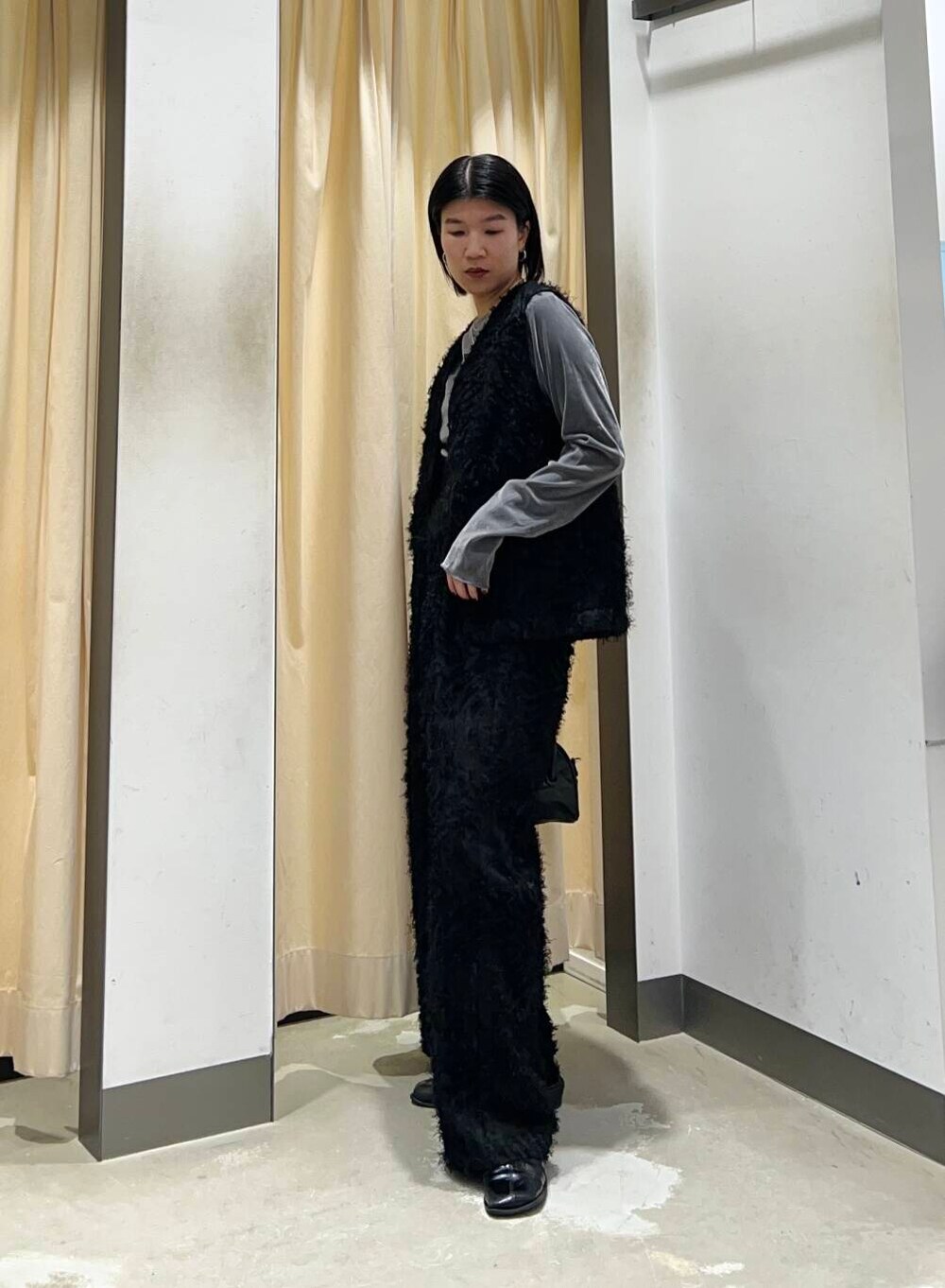 ブラック系のボストンバッグ、ブラック系のその他パンツ、ブラック系のベストを着用したレディースの春コーディネートの3枚目の写真