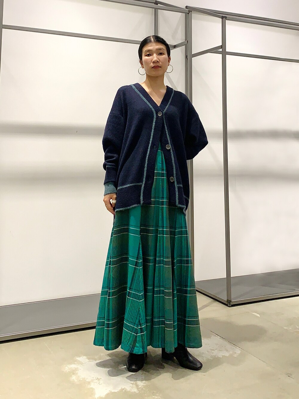 「KBF、カーディガン、ニット、ロングニット、リバーシブル、スカート、フレアスカート、チェック、ロングスカート、チェック柄に恋してる、グリーン、秋のコーデ、カジュアルコーデ、オトナカジュアル、ゆるコーデ」｜「KBFのバイカラーリバーシブルニットカーディガン（カーディガン/ボレロ、ブルー系）」を使った、なかさんさん（レディース・156cm）の秋コーディネートの2枚目の写真